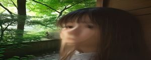 撸啊撸打野英雄影刺暗羽在野区丛林中潜行，暗色调环境下眼睛散发紫色光芒，充满神秘感